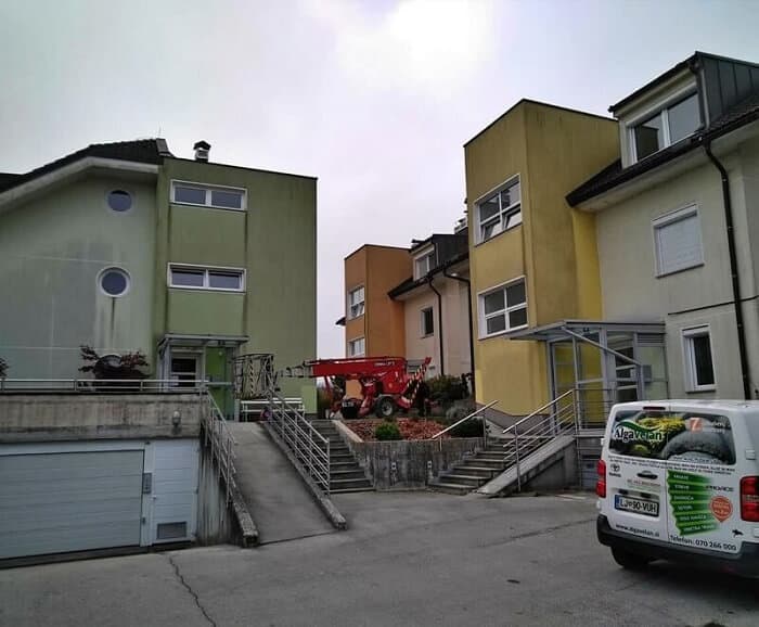 Čiščenje fasade na stanovanjskem bloku_neočiščeno