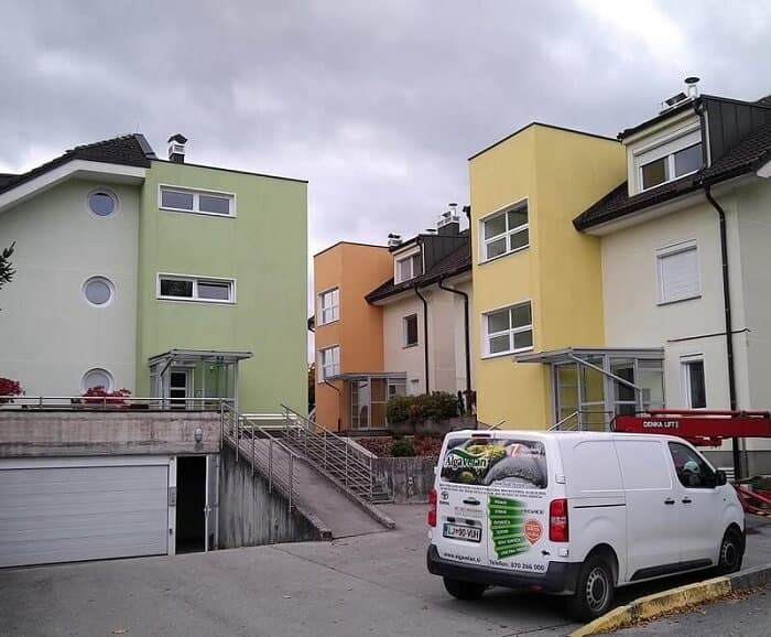 Čiščenje fasade na stanovanjskem bloku_očiščeno